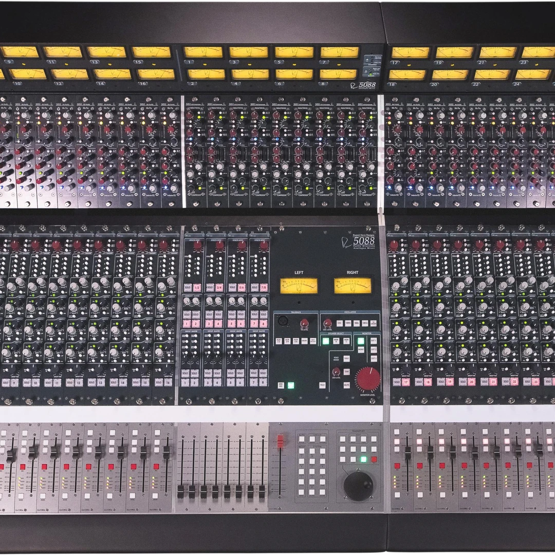 Rupert Neve Designs 5088 32通道模拟调音台 - 谢尔福德饰面