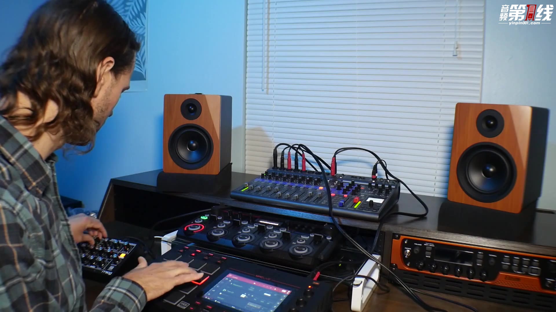 ZOOM LiveTrak L-12 多路/轨/通道数字调音台录音机声卡音频接口  测评LiveTrak L-12家庭工作室设置的操作说明【音频第一线译制】